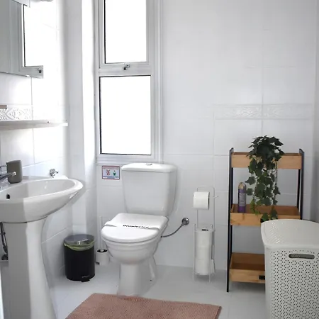 Sunny Rooftop In 91sqm Terrace Delight! アパート